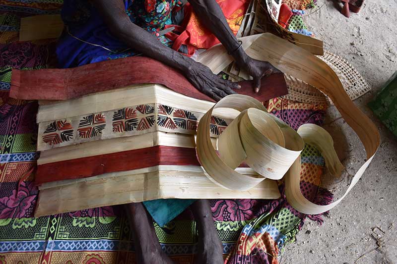 Elizabeth Watsi Saman creating Sinsu, Women’s Wealth workshop, Nazareth Rehabilitation Centre, 2017, Chabai, Autonomous Region of Bougainville. Photo: Ruth McDougall