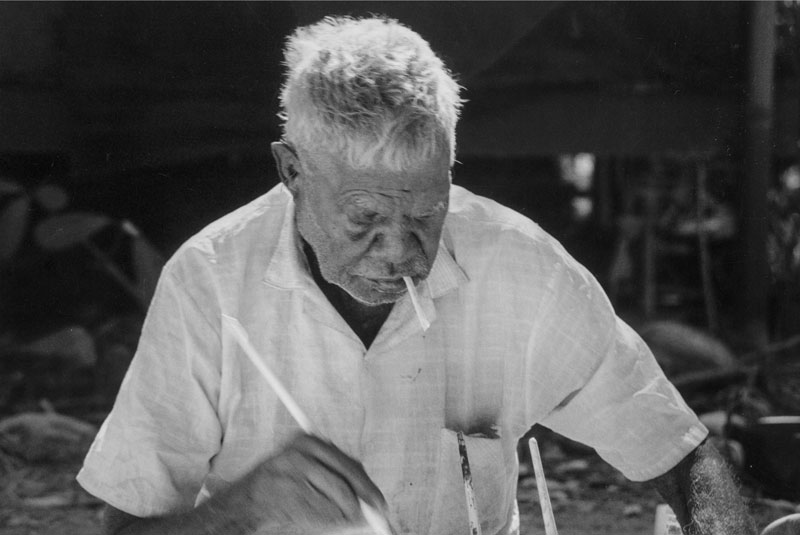 Paddy Bedford painting at Pindan Avenue, Kununurra, 1998. Photo: Simon Georgeff